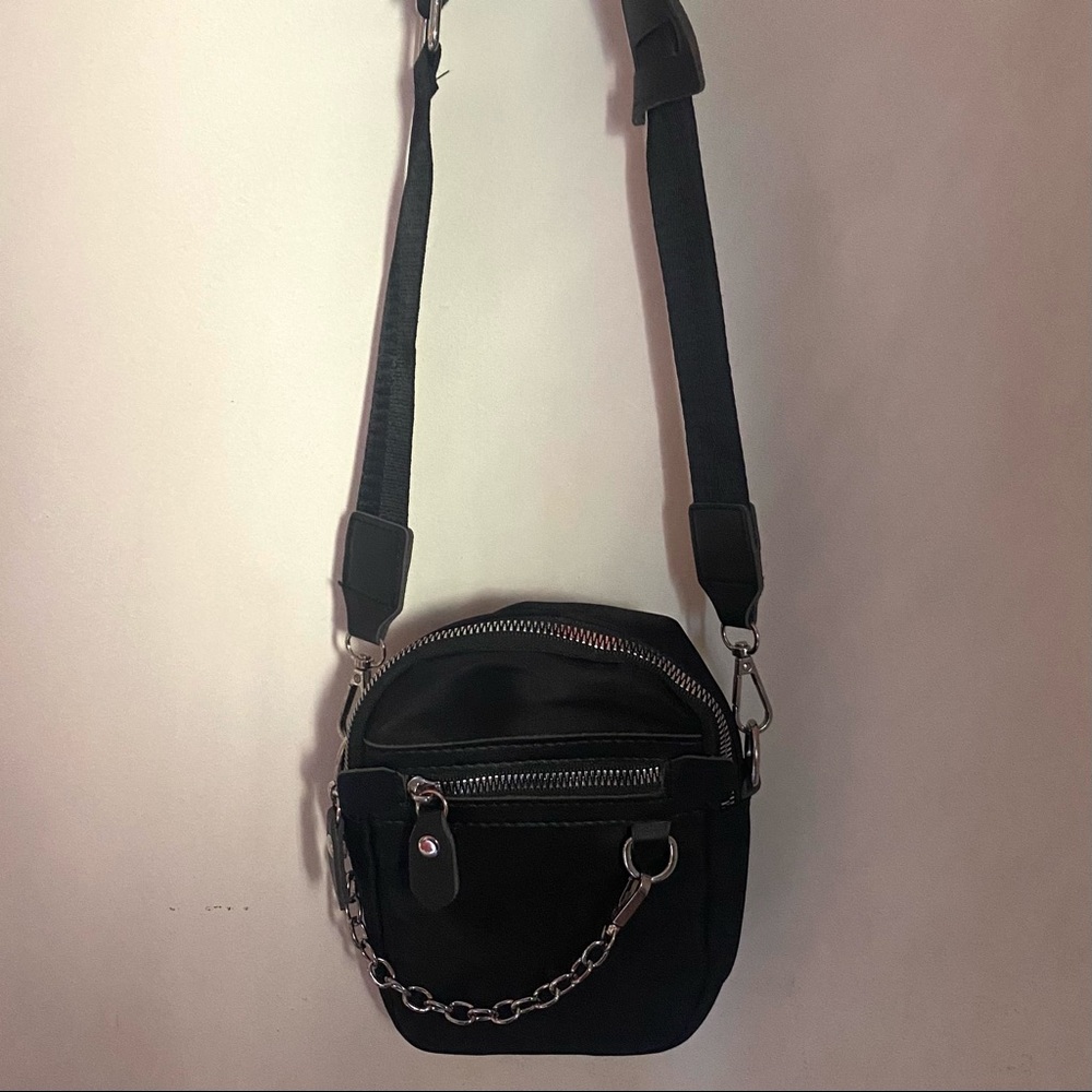🦇Black crossbody with silver chain🦇
